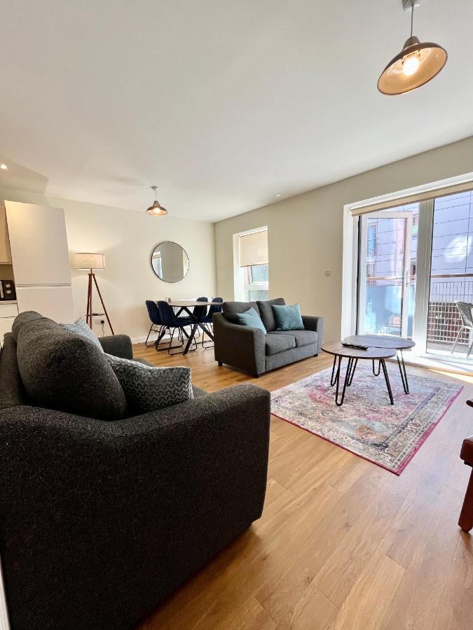 Modern Spacious 2 Bed Apartment, Close To Gunwharf Quays & Historic Dockyard - Balcony, Smart Tv, Free Parking, Wifi, Double Or Single Beds Appartement *