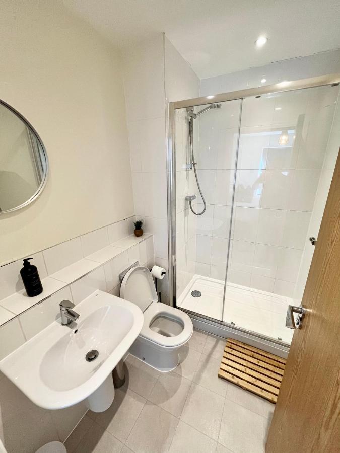 Modern Spacious 2 Bed Apartment, Close To Gunwharf Quays & Historic Dockyard - Balcony, Smart Tv, Free Parking, Wifi, Double Or Single Beds * Portsmouth
