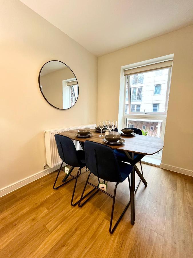 Appartement Modern Spacious 2 Bed Apartment, Close To Gunwharf Quays & Historic Dockyard - Balcony, Smart Tv, Free Parking, Wifi, Double Or Single Beds *