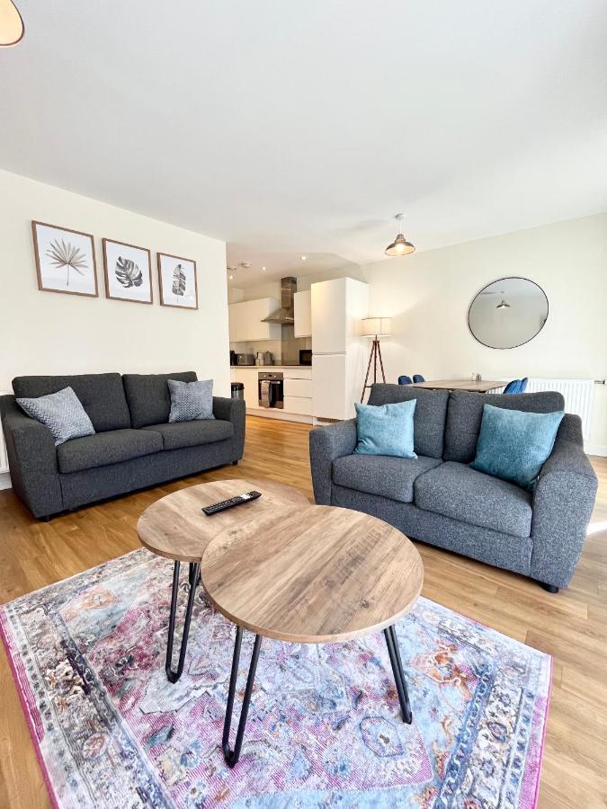 Modern Spacious 2 Bed Apartment, Close To Gunwharf Quays & Historic Dockyard - Balcony, Smart Tv, Free Parking, Wifi, Double Or Single Beds Appartement Portsmouth