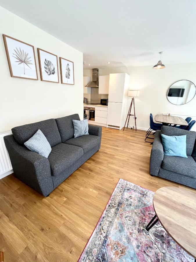 Modern Spacious 2 Bed Apartment, Close To Gunwharf Quays & Historic Dockyard - Balcony, Smart Tv, Free Parking, Wifi, Double Or Single Beds Portsmouth