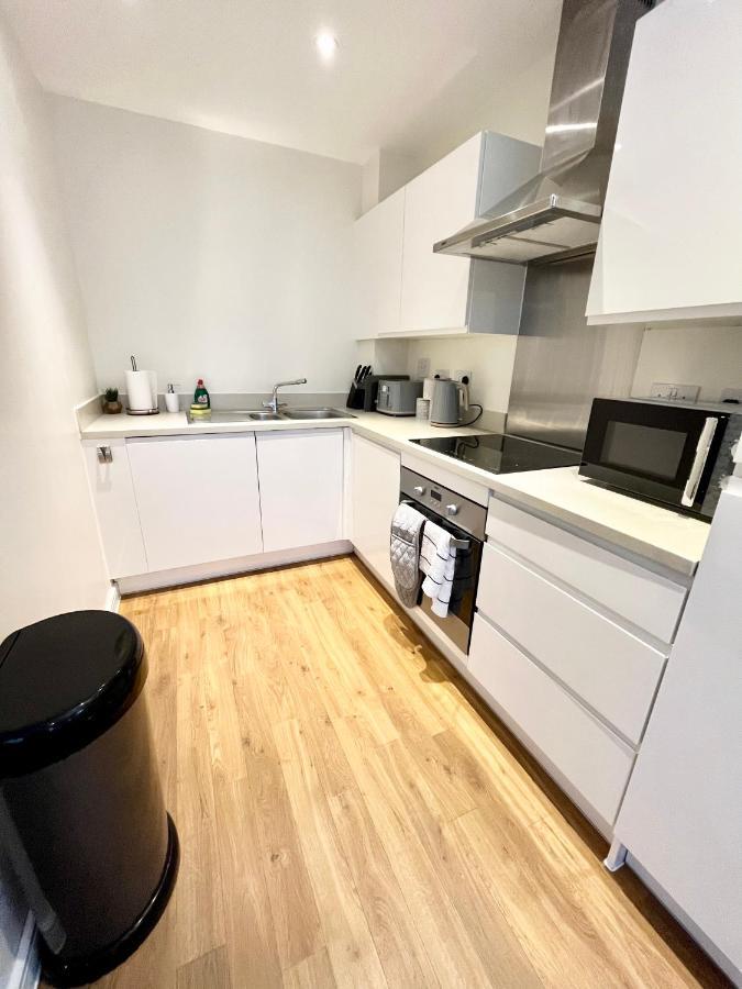 Modern Spacious 2 Bed Apartment, Close To Gunwharf Quays & Historic Dockyard - Balcony, Smart Tv, Free Parking, Wifi, Double Or Single Beds Portsmouth